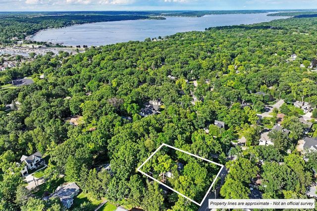 250 Waubun DRIVE, Fontana, WI 53125
