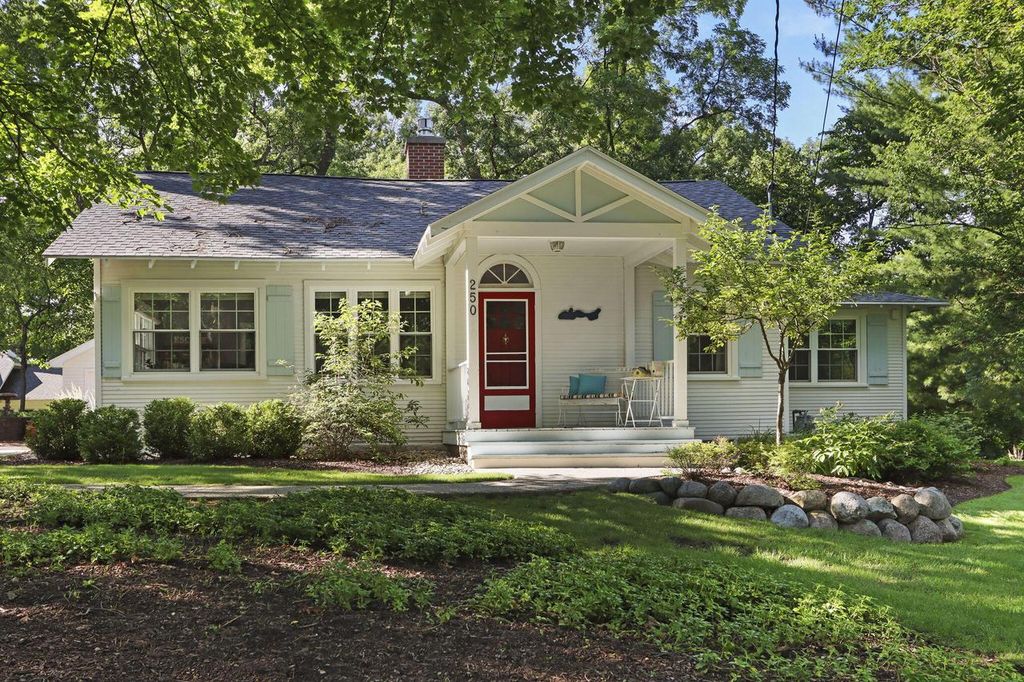 250 Waubun DRIVE, Fontana, WI 53125