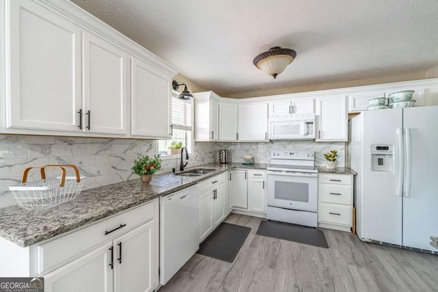 13 Greystone Lane NW, Cartersville, GA 30121