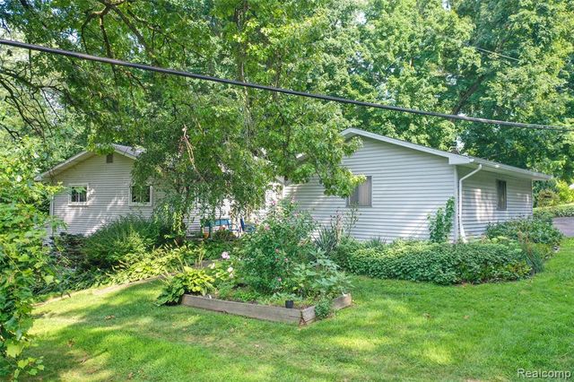 1938 Lakeview Drive, Lapeer, MI 48446