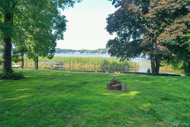1938 Lakeview Drive, Lapeer, MI 48446