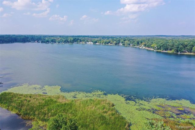 1938 Lakeview Drive, Lapeer, MI 48446