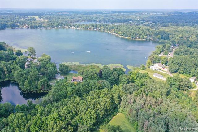 1938 Lakeview Drive, Lapeer, MI 48446