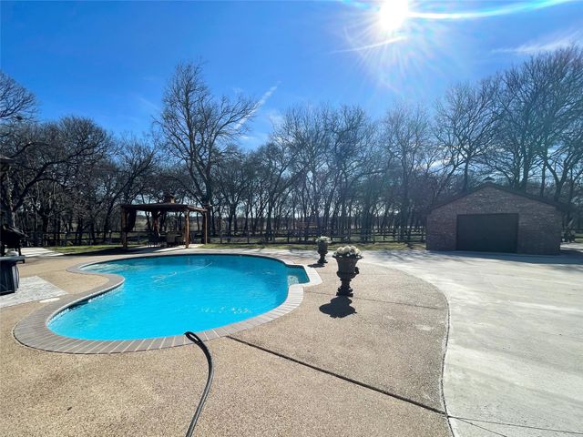 286 W Ridge Street, Decatur, TX 76234