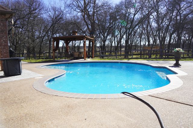286 W Ridge Street, Decatur, TX 76234