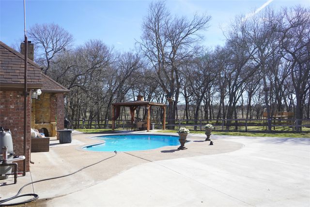 286 W Ridge Street, Decatur, TX 76234