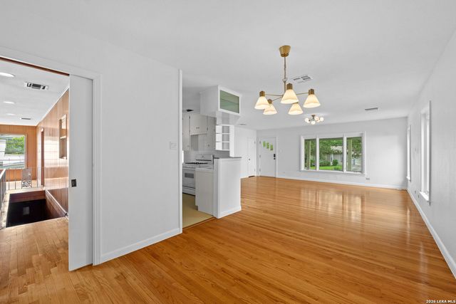 253 E Edgewood Pl, Alamo Heights, TX 78209