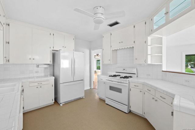 253 E Edgewood Pl, Alamo Heights, TX 78209