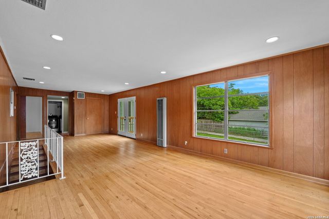 253 E Edgewood Pl, Alamo Heights, TX 78209