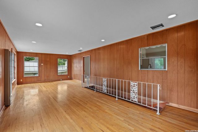 253 E Edgewood Pl, Alamo Heights, TX 78209