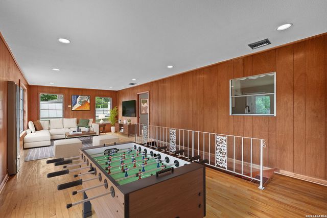 253 E Edgewood Pl, Alamo Heights, TX 78209