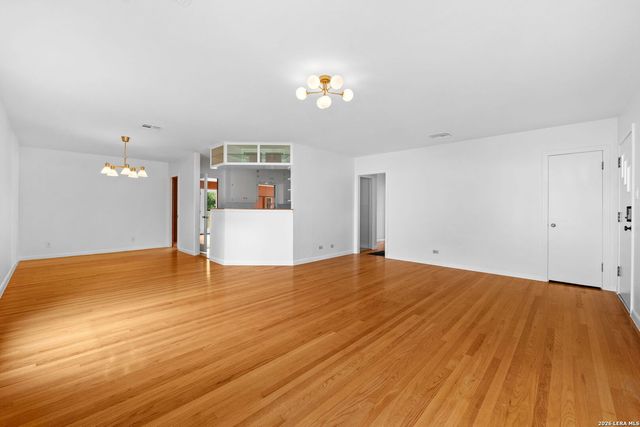 253 E Edgewood Pl, Alamo Heights, TX 78209