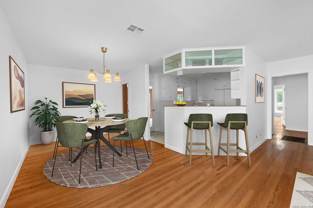 253 E Edgewood Pl, Alamo Heights, TX 78209