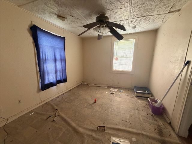 712 N Mccarty Avenue, Eagle Lake, TX 77434