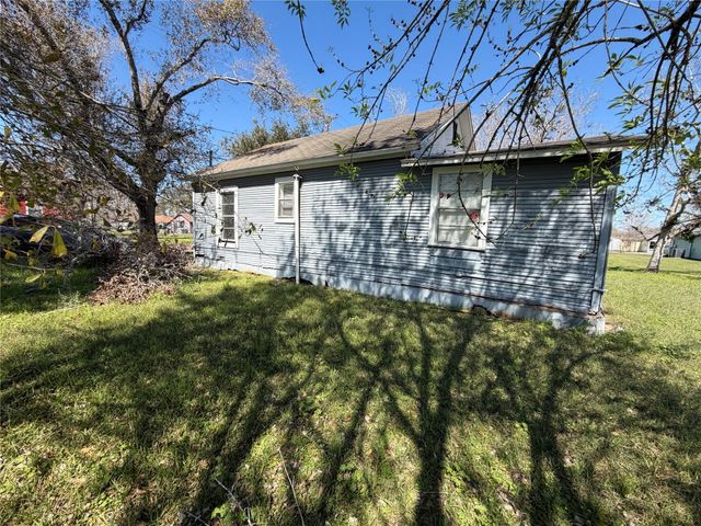 712 N Mccarty Avenue, Eagle Lake, TX 77434