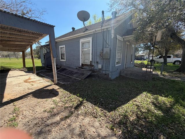 712 N Mccarty Avenue, Eagle Lake, TX 77434