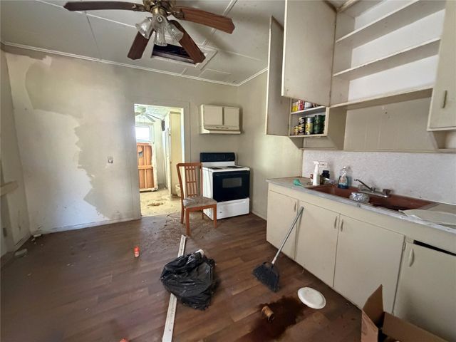 712 N Mccarty Avenue, Eagle Lake, TX 77434