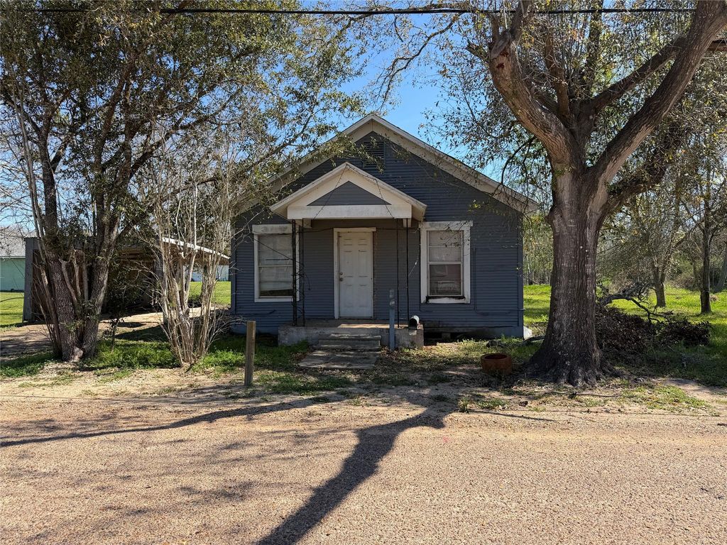 712 N Mccarty Avenue, Eagle Lake, TX 77434