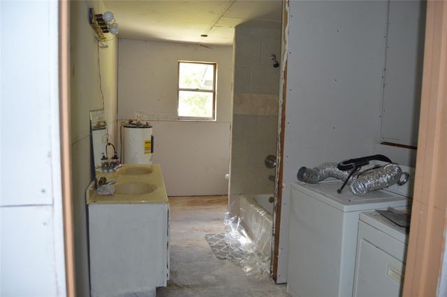 692 Cashscreek Road, Palacios, TX 77465