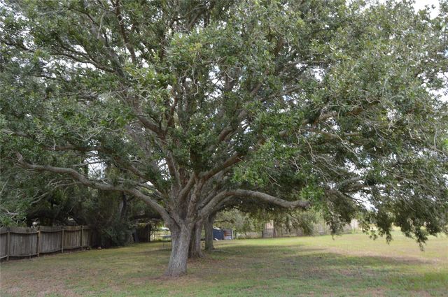 692 Cashscreek Road, Palacios, TX 77465