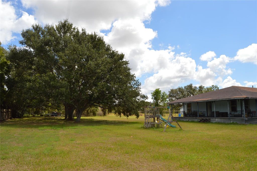 692 Cashscreek Road, Palacios, TX 77465