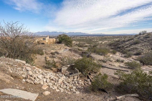 5944 Dusty Prints Road, Las Cruces, NM 88007