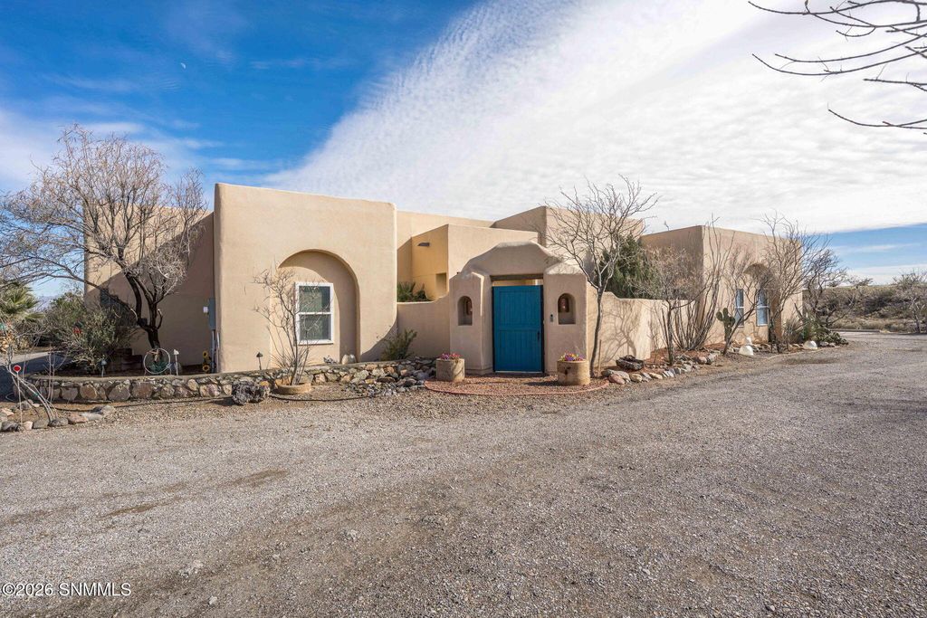 5944 Dusty Prints Road, Las Cruces, NM 88007