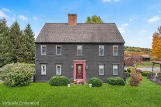 4 Lincoln St, Lunenburg, MA 01462