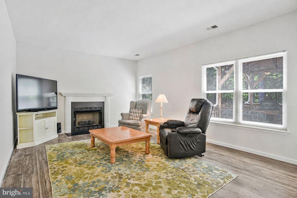 Image 7 of property listing at 2322 HAWKS LANDING CT, Waldorf, MD 20601