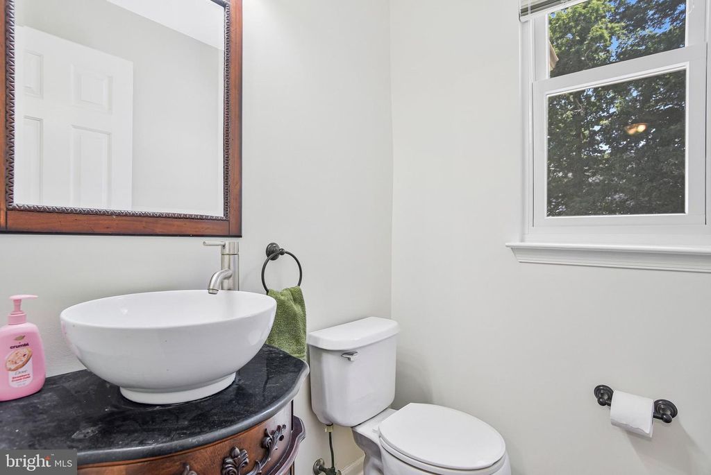 Image 8 of property listing at 2322 HAWKS LANDING CT, Waldorf, MD 20601