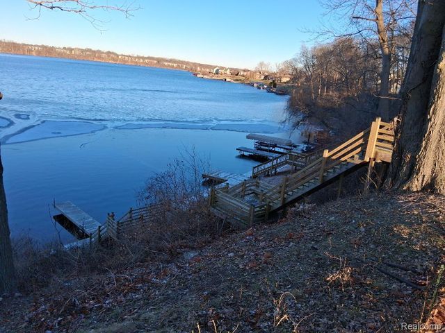 12915 Lake Point Pass, Van Buren Charter Township, MI 48111