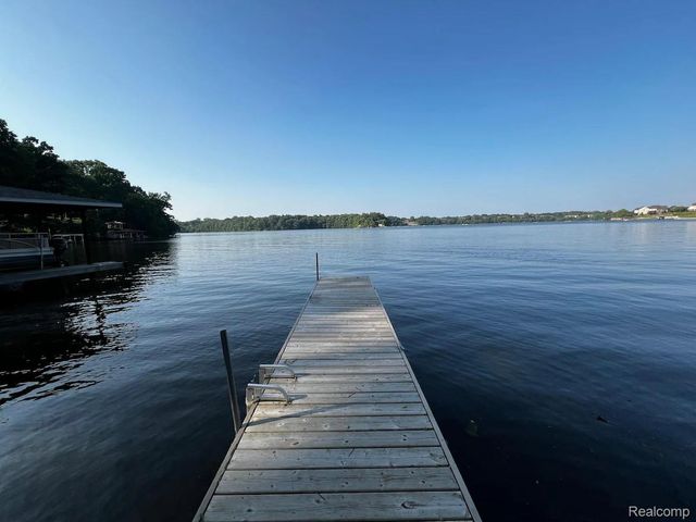 12915 Lake Point Pass, Van Buren Charter Township, MI 48111