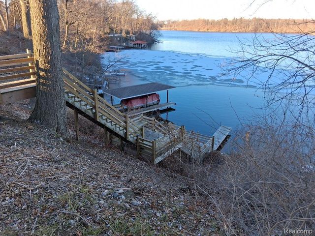 12915 Lake Point Pass, Van Buren Charter Township, MI 48111