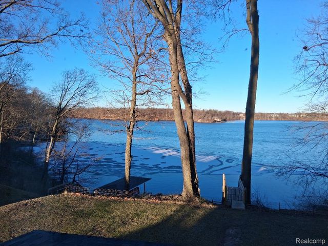 12915 Lake Point Pass, Van Buren Charter Township, MI 48111