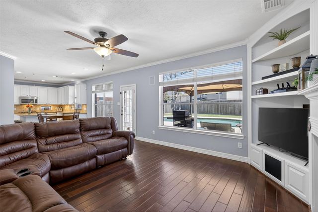 405 Gastonbury Court, League City, TX 77573