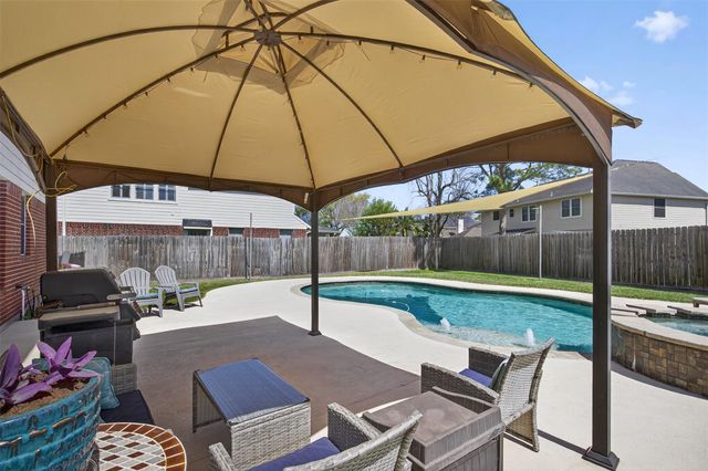 405 Gastonbury Court, League City, TX 77573