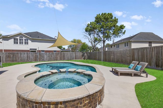 405 Gastonbury Court, League City, TX 77573