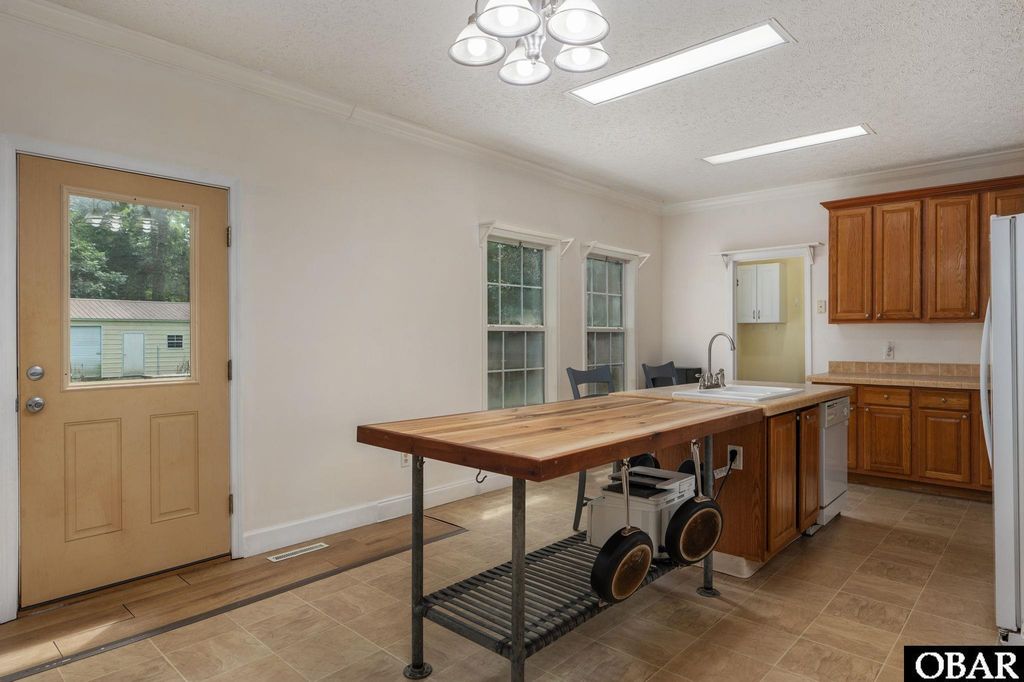 Image 12 of property listing at 824 Fernando Street, Manteo, NC 27954