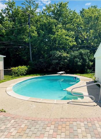 32833 Merritt Drive, Westland, MI 48185