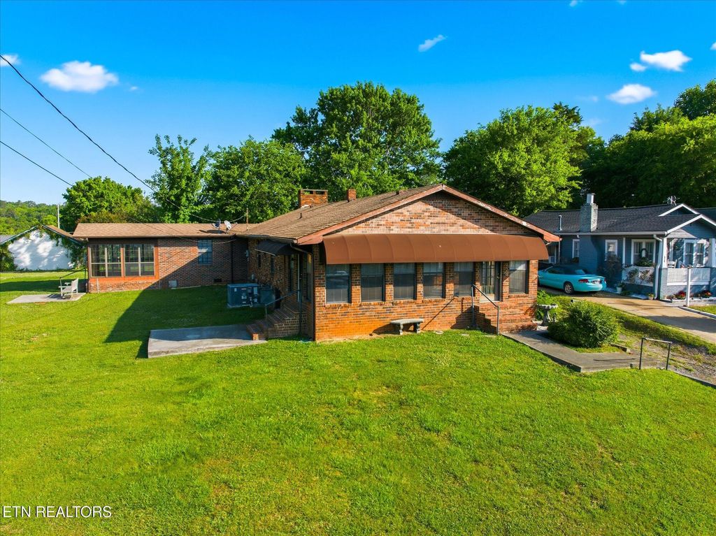 924 E Madison Ave, Athens, TN 37303