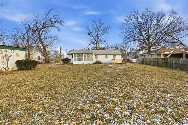 1704 Highland Drive, Independence, MO 64057