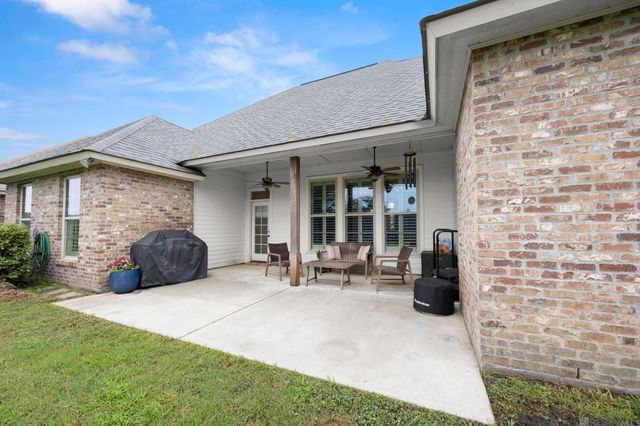 3135 Meadow Grove Ave, Zachary, LA 70791