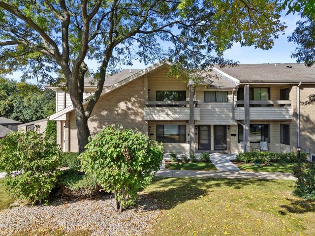 1603 S Carriage LANE, New Berlin, WI 53151