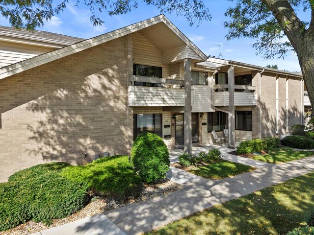 1603 S Carriage LANE, New Berlin, WI 53151