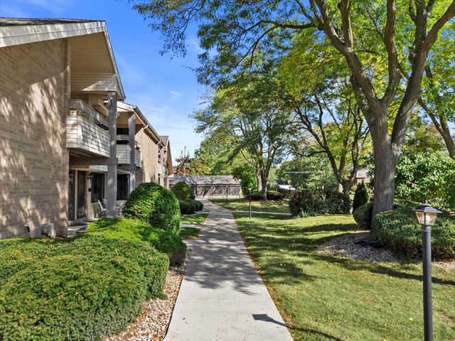 1603 S Carriage LANE, New Berlin, WI 53151