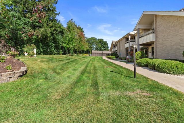 1603 S Carriage LANE, New Berlin, WI 53151