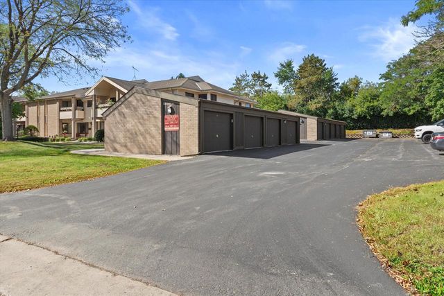 1603 S Carriage LANE, New Berlin, WI 53151