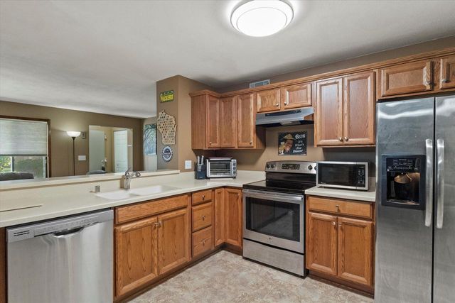 1603 S Carriage LANE, New Berlin, WI 53151