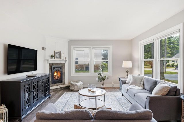 202 S Highland AVENUE, Thiensville, WI 53092