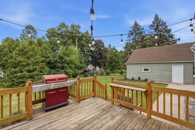 202 S Highland AVENUE, Thiensville, WI 53092